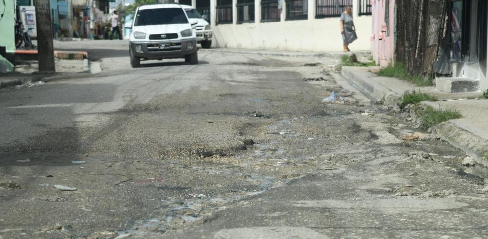 Los Alcarrizos expone el choque entre obras visibles y calles abandonadas