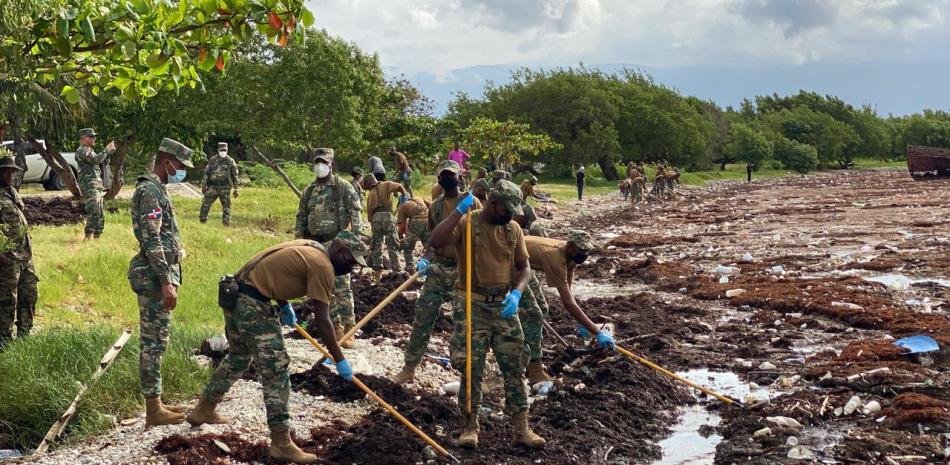 Más de 400 personas participan en Barahona en un operativo para frenar la acumulación de sargazo en la costa