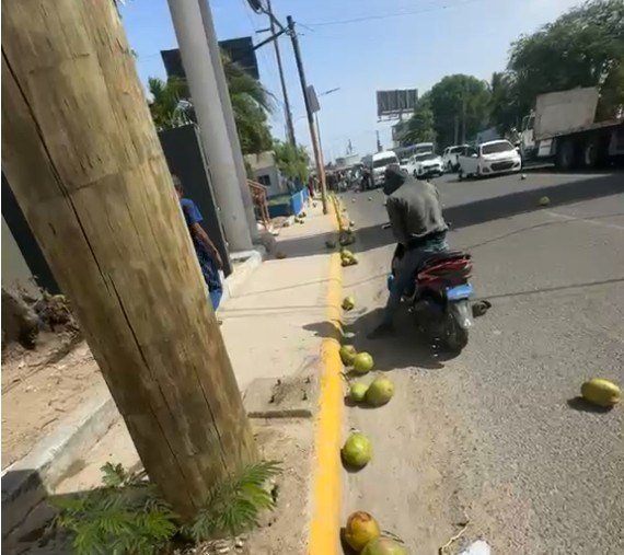 Camión de cocos vuelca en el puente Higuamo y causa congestión mientras persisten las dudas sobre el accidente
