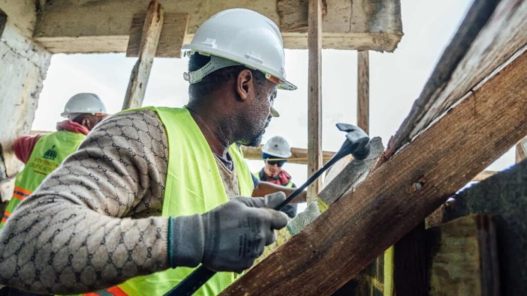 Construcción opera casi sin peso estatal y con fuerte dependencia privada
