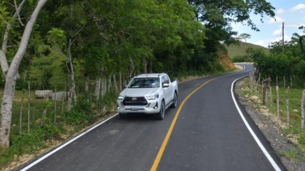 Gobierno inaugura dos carreteras en Monte Plata y reabre el debate sobre obras que llegan tras reclamos históricos
