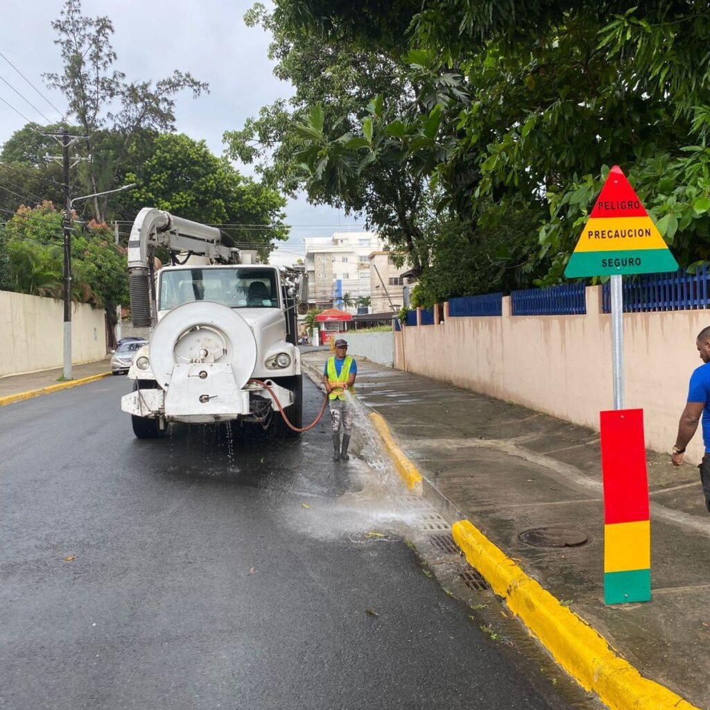 Lluvias vuelven a poner a prueba el drenaje del DN mientras la Alcaldía intensifica operativos en puntos críticos