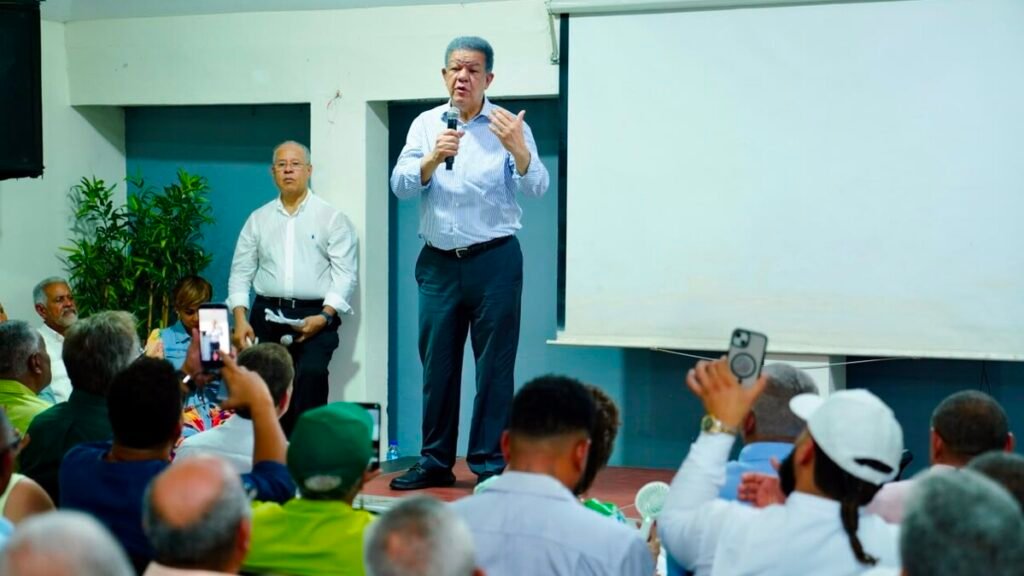 Leonel Fernández pide rebaja en los combustibles y cuestiona que el crudo ya volvió al nivel previsto