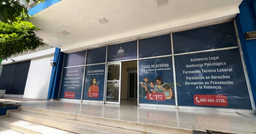 Mujer pide a los medios sumar líneas de ayuda en coberturas sobre violencia de género