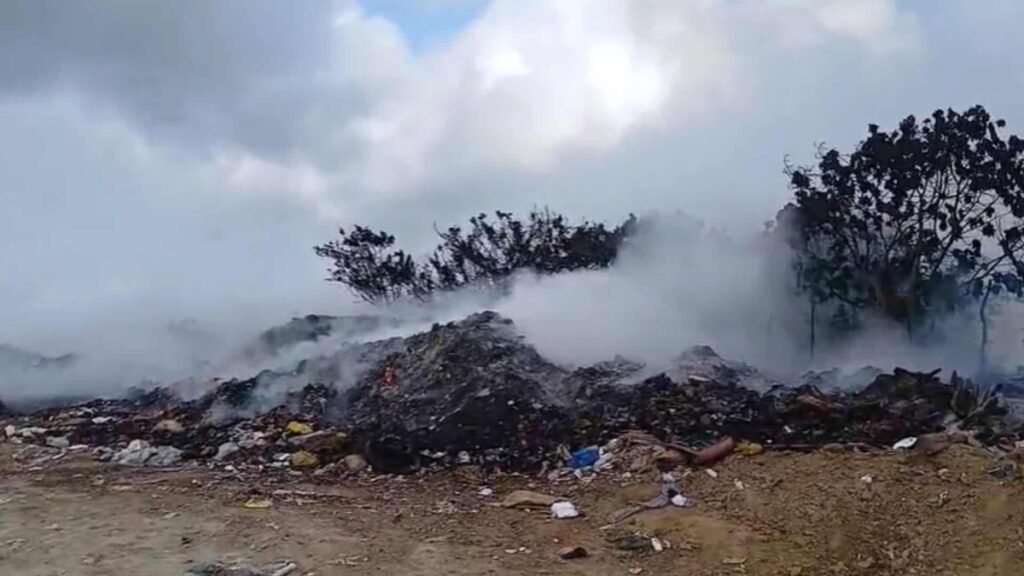 Sigue activo el incendio del vertedero de Juan López y crecen las dudas sobre su origen