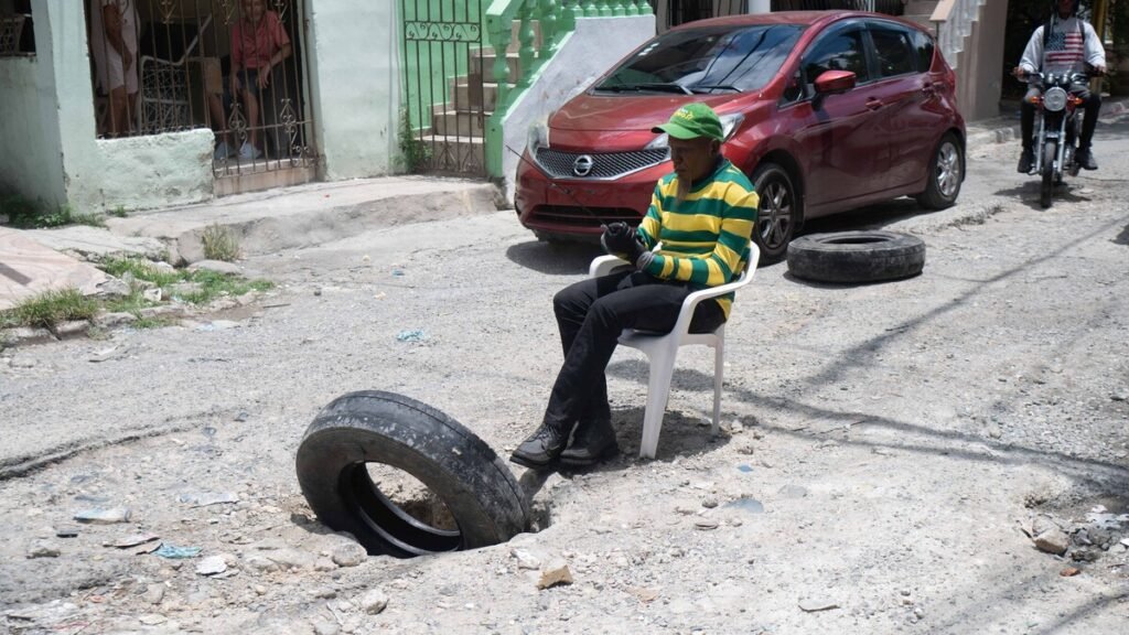 Moradores improvisan medidas ante el hundimiento y el abandono en la calle Celestino Román