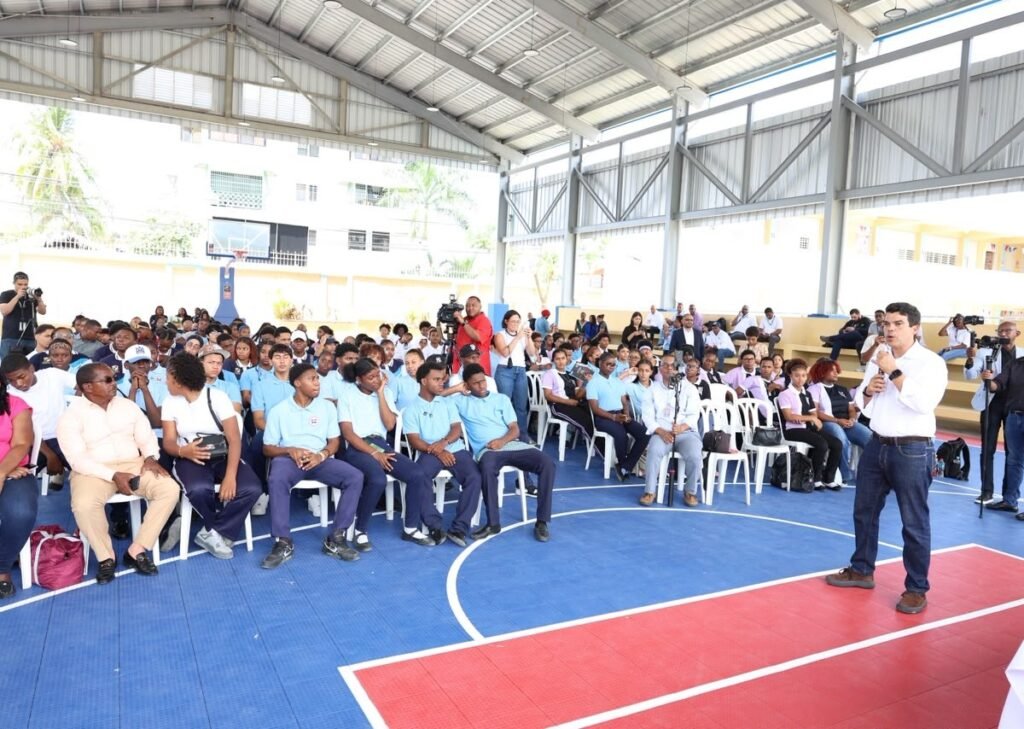 Boca Chica recibe socialización del plan de saneamiento mientras persisten reclamos por el servicio