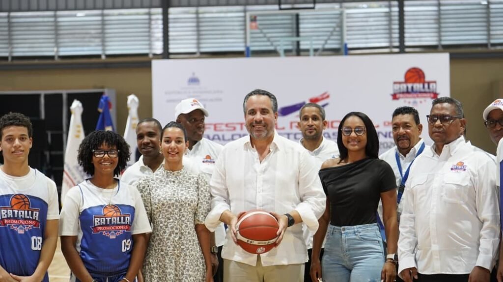 Inefi inaugura torneo escolar centrado en la figura de su director y promete 12 becas al equipo campeón