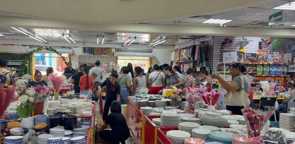 Compras más lentas y alzas de precios marcan el Día de las Madres en Santiago