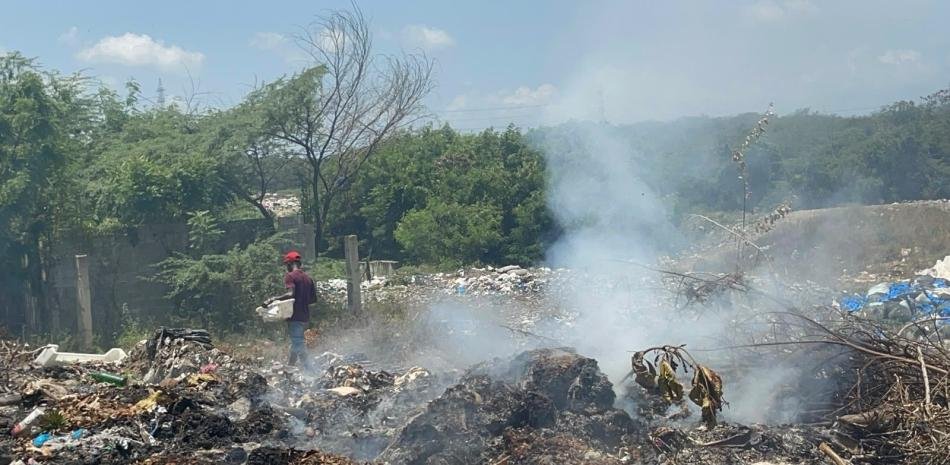 Fuegos en vertederos de La Canela y Hato del Yaque mantienen en alerta a vecinos