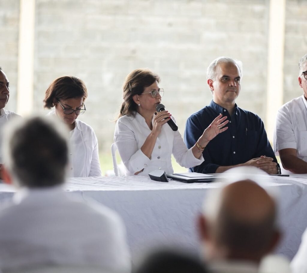 Raquel Peña anuncia titulaciones en Monte Plata y productores reclaman mejores vías y crédito