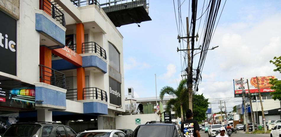 Dealers que invaden aceras ponen en evidencia fallas de control en el Distrito Nacional