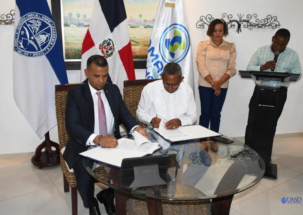 UASD Barahona y Cámara de Comercio firman convenio para impulsar desarrollo sostenible