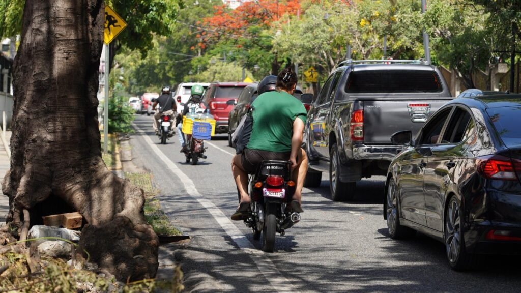 Ciclovía de la Bolívar queda bajo cuestionamiento por falta de control y escaso uso de ciclistas