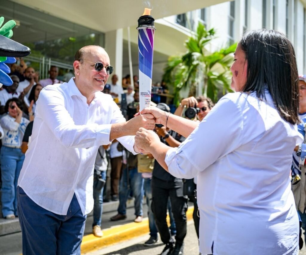Santiago recibe la antorcha de Santo Domingo 2026 en un acto marcado por llamados a respaldo y exigencia ciudadana