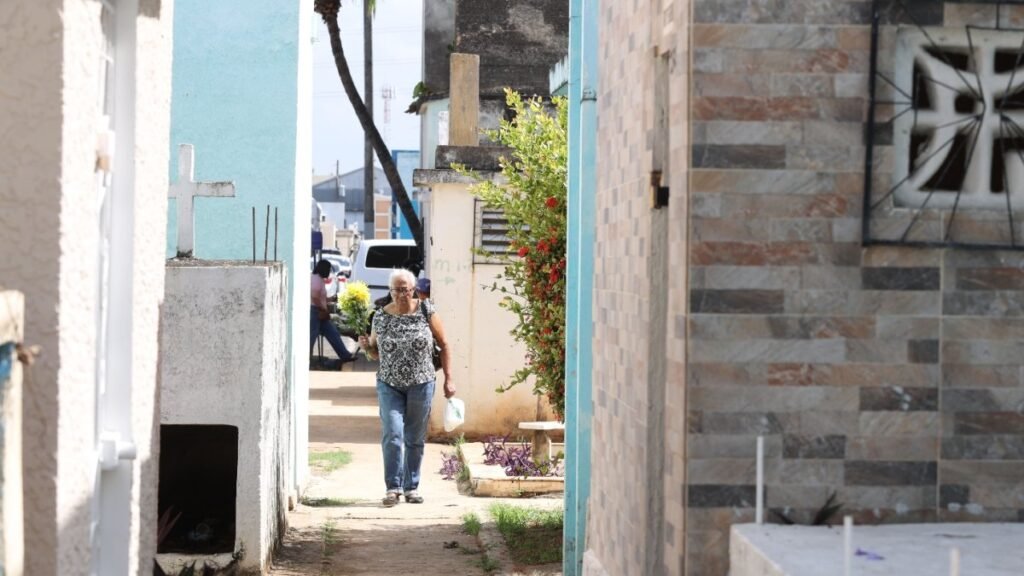 Familias llevan el Día de las Madres a los cementerios y hacen del recuerdo una llamada a cuidar lo esencial