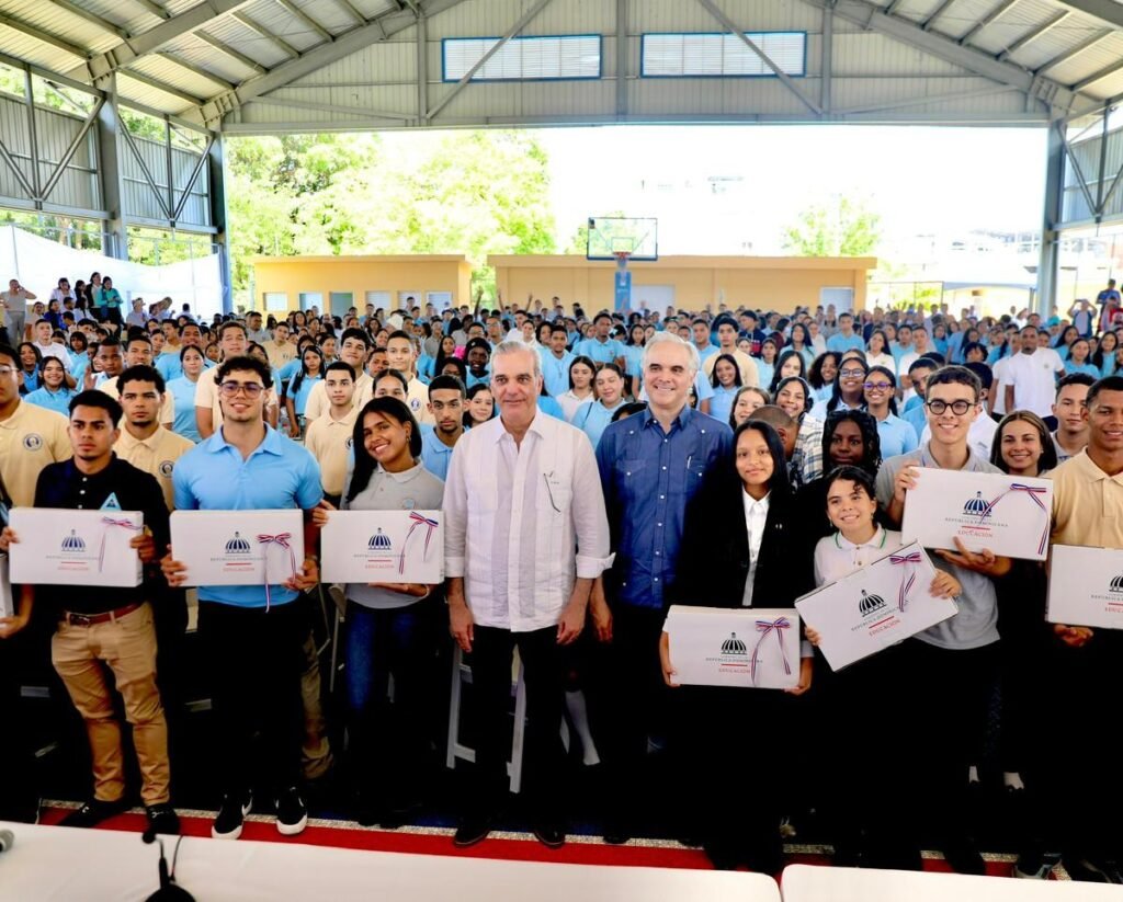 Abinader habla de inglés, tecnología y valores ante estudiantes y reafirma su defensa de la educación