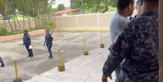 Nuevo look de “Mantequilla” llama la atención en Monte Plata durante su cita judicial