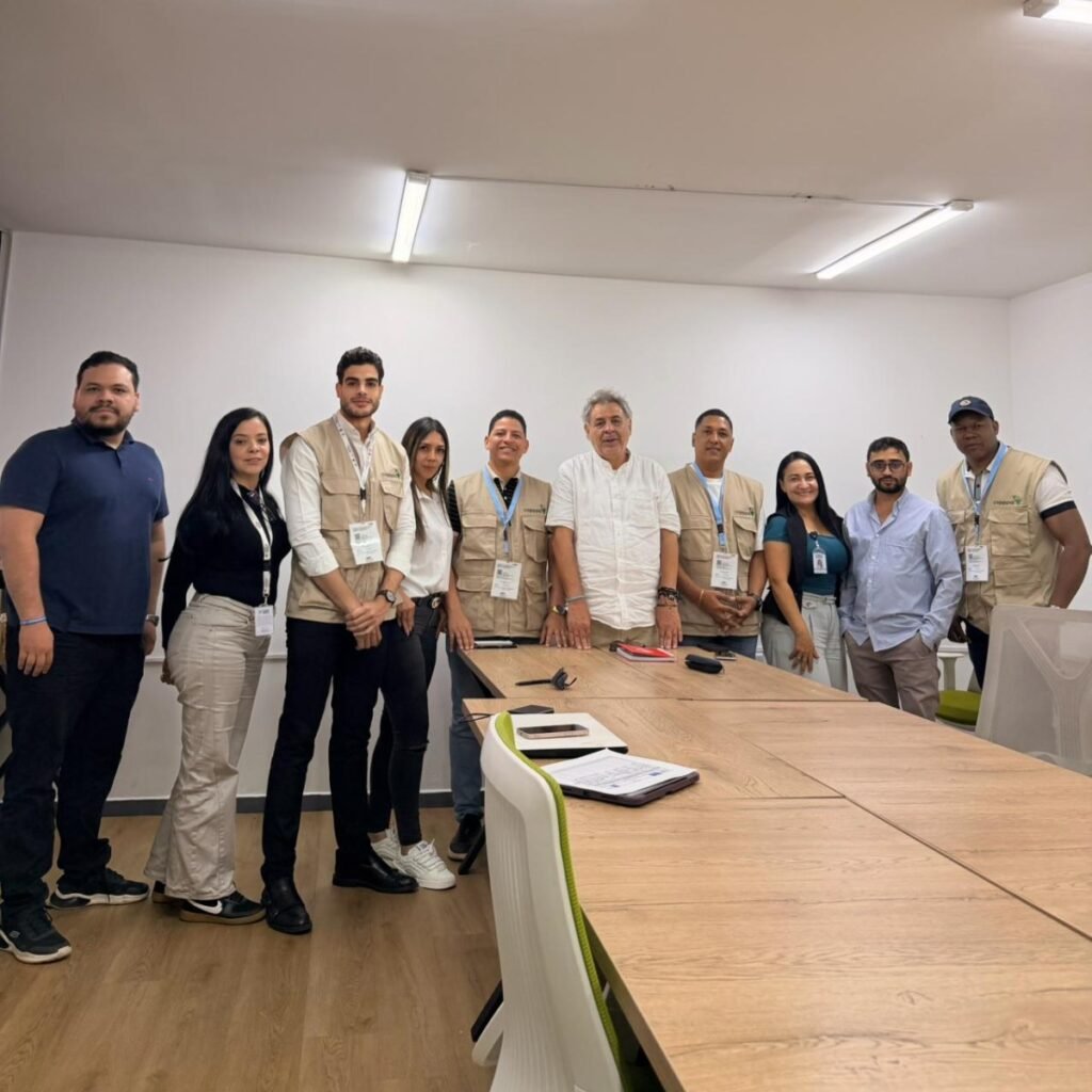 Diputados dominicanos observan la segunda vuelta en Colombia y se reaviva la presión por mayor transparencia electoral