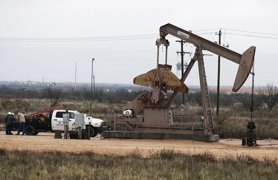 El WTI retrocede en Nueva York en medio de la tensión por Ormuz