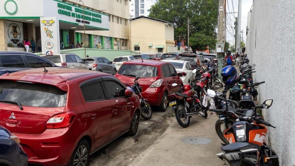 Motocicletas invaden la acera frente al hospital militar en Naco