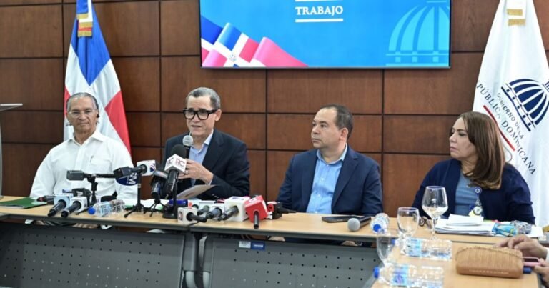 Trabajo impone seis meses para adecuar botiquines, capacitación y DEA en empresas del país