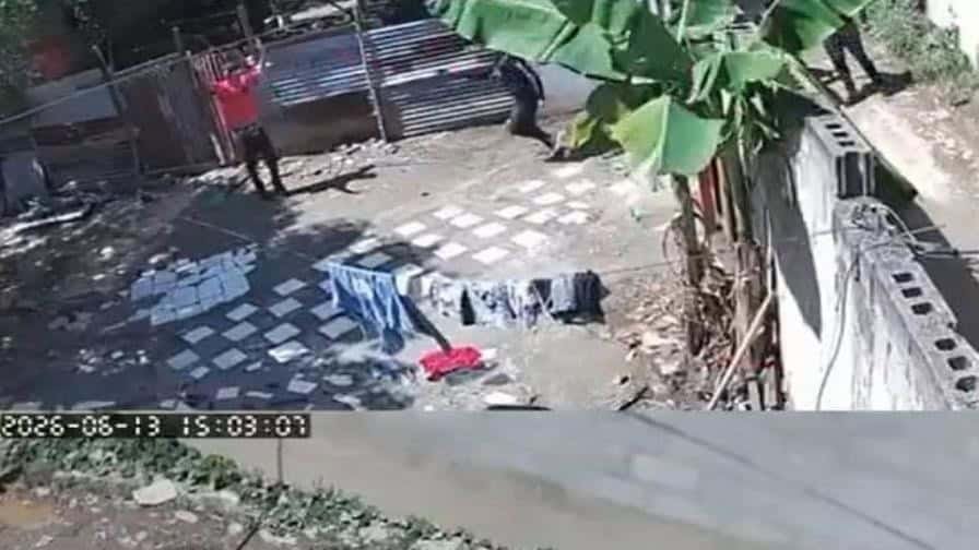 Video en La Vega pone en la mira a la Policía por disparar contra un hombre con las manos en alto