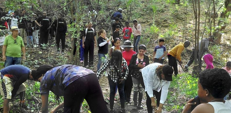 Vecinos de varias comunidades limpian arroyos y cañadas que nutren la Laguna del Majagual