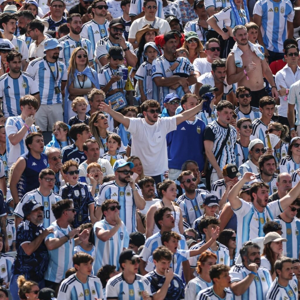 Argentina vive una final que vacía negocios y cambia la ciudad