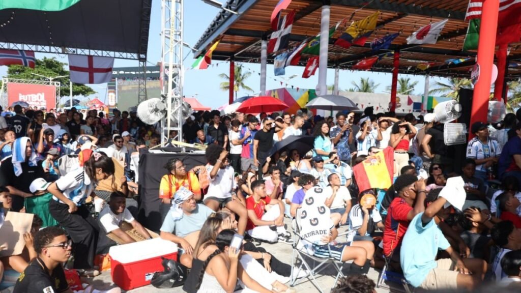 Acto masivo en el Malecón Deportivo reaviva el contraste entre promoción oficial y rendición de cuentas sobre la gestión