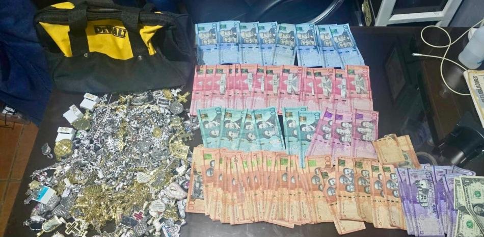Cuatro detenidos tras el asalto a una joyería en Santiago y la Policía recupera parte del botín