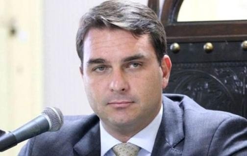 Flávio Bolsonaro acusa a Moraes de cruzar la frontera judicial y alterar la pulseada electoral en Brasil