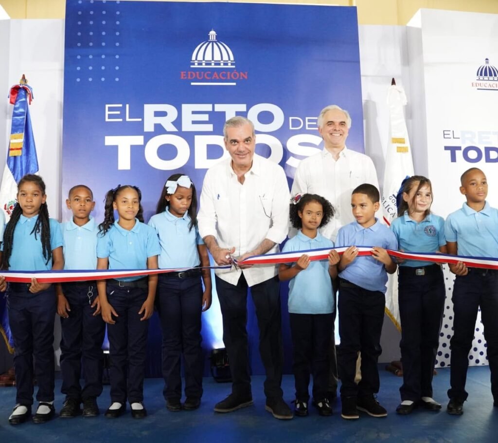 Abinader encabeza entrega de seis obras escolares con 77 aulas en el GSD en medio de la presión por resultados del sistema educativo