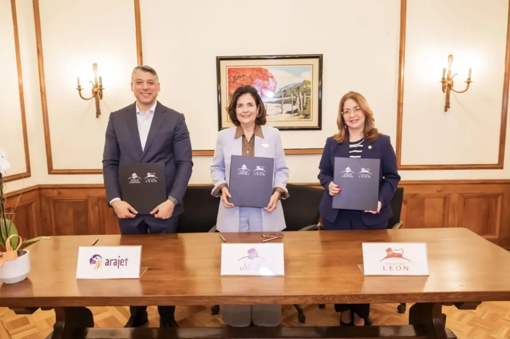 Renuevan alianza entre Centro León y Arajet bajo foco de seguimiento a sus resultados culturales