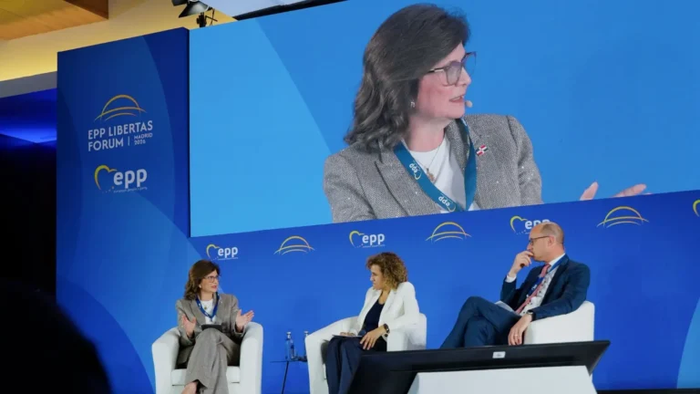 Peña advierte en Madrid que la corrupción erosiona la democracia y exige cuentas al Gobierno