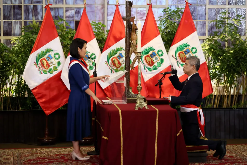 Fujimori arranca en Perú con promesas de seguridad, alza salarial y más poder legislativo