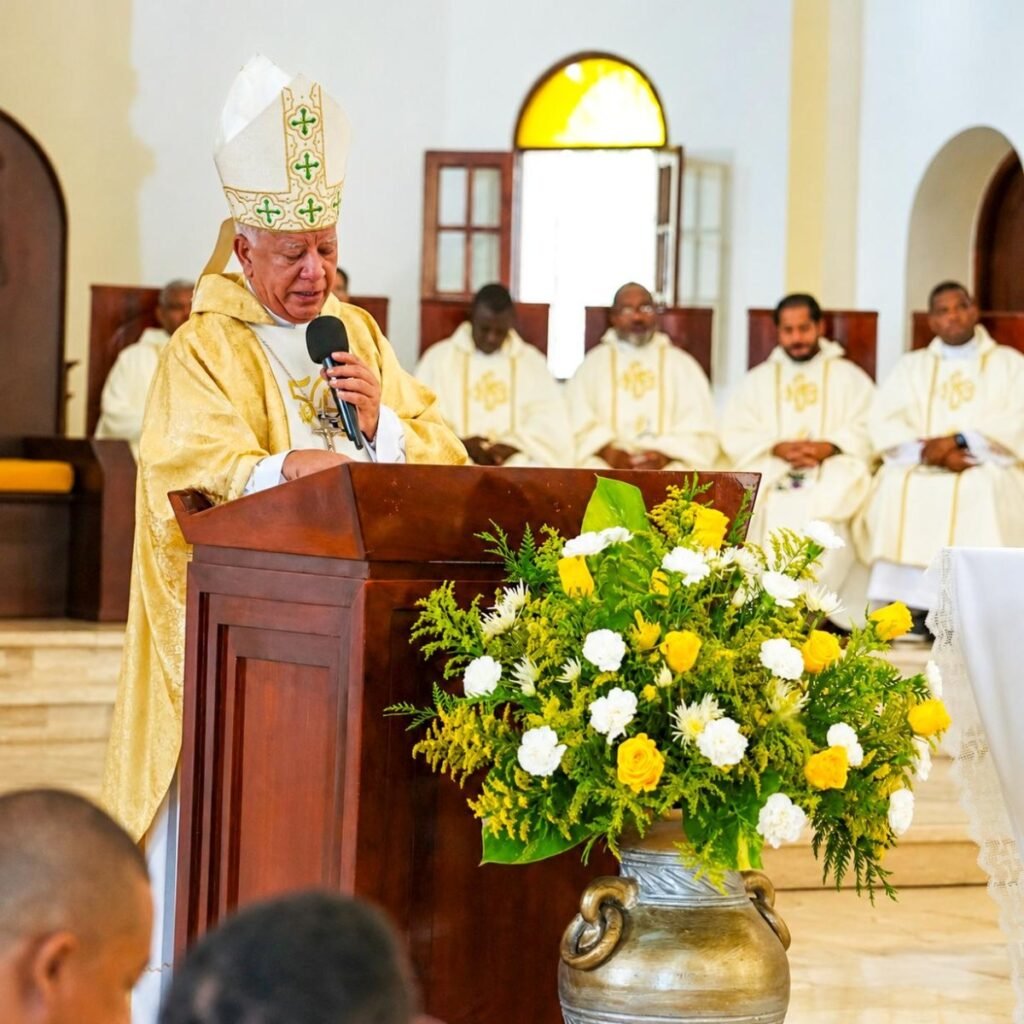 Despedida en Barahona deja balance abierto: monseñor Romero admite límites tras 11 años en la diócesis