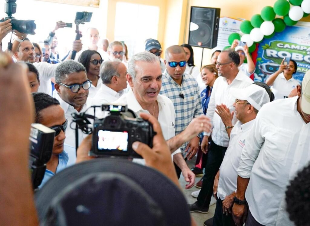 Abinader encabeza en Samaná una jornada social y vuelve a la carga sobre obras, ayudas y resultados