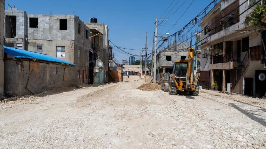 Avanza la obra en Los Praditos, pero crece la exigencia de ver resultados en calles y servicios