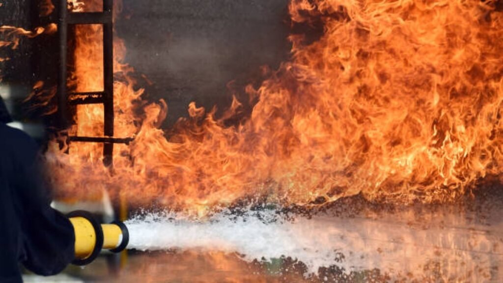 Incendio en metalera de la Charles de Gaulle deja pérdidas y expone riesgos para negocios vecinos