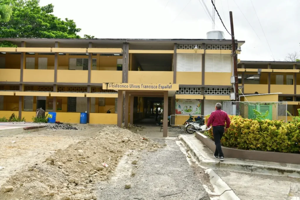 Santiago enfrenta otro inicio escolar con aulas en obra y cupos limitados