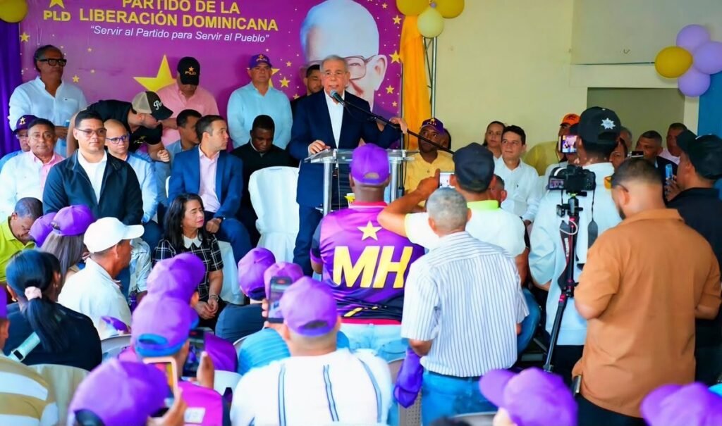 Danilo Medina proclama un PLD “indetenible” en La Vega mientras centra su mensaje en cuestionar el manejo económico del Gobierno