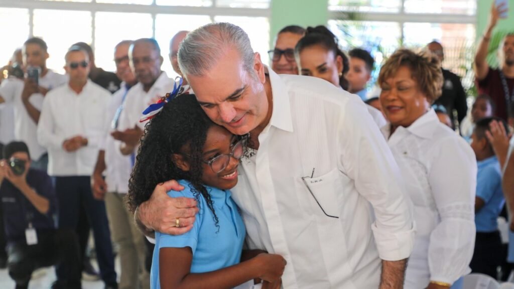Abinader inaugura obras en Santo Domingo en una jornada marcada por educación, saneamiento y vivienda