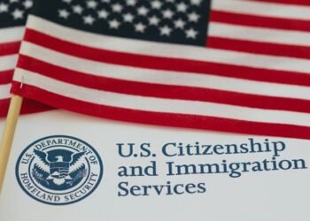 USCIS detecta una orden federal y facilita el arresto de un dominicano en su trámite de ciudadanía
