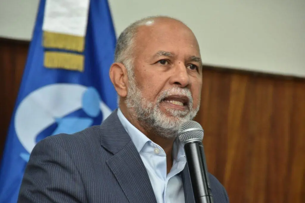 ADP pone en la mira al MINERD por pagos y calificaciones pendientes
