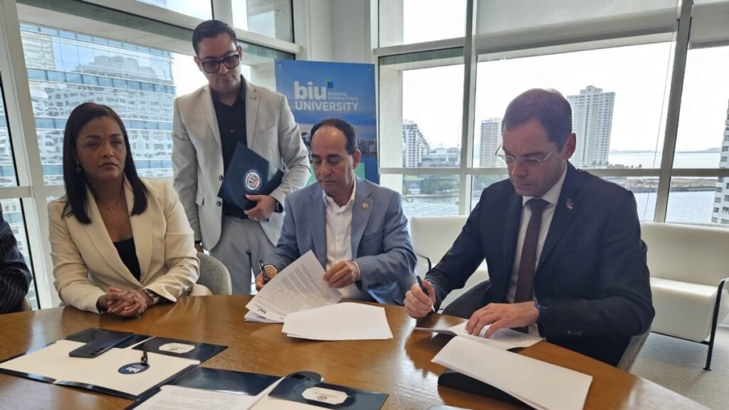 Convenio del Consulado en Miami anuncia 150 becas y reabre el debate sobre resultados concretos para la diáspora
