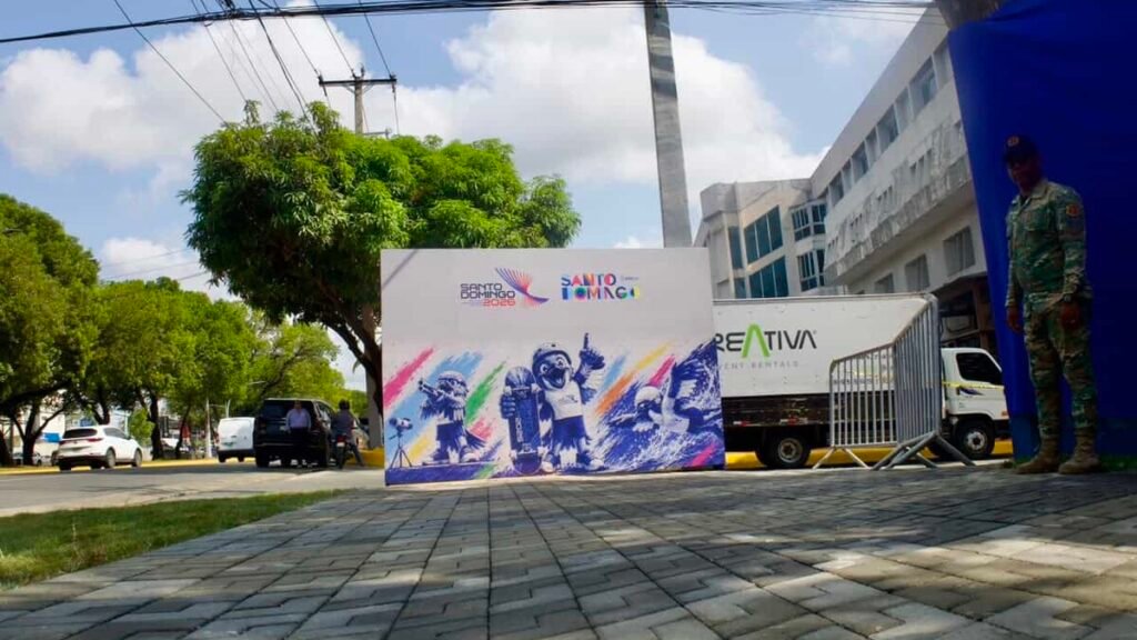 Carolina Mejía inaugura parque de 70 metros con mural de los Juegos mientras la Alcaldía vende la obra como señal de recuperación urbana