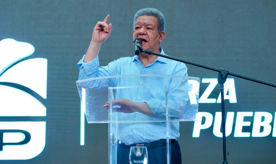 Leonel Fernández arremete contra el Gobierno por la tarifa eléctrica y los apagones
