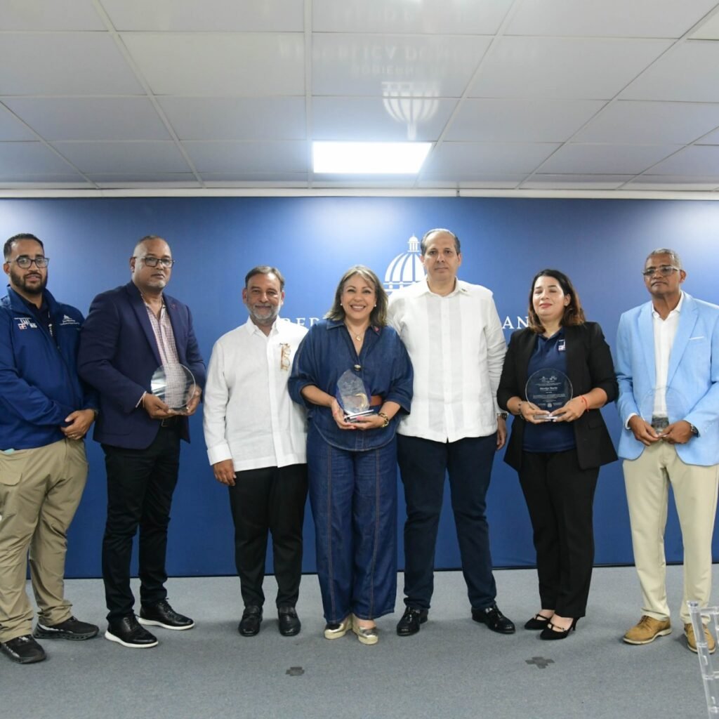 Reconocen al equipo médico dominicano que actuó en Venezuela y vuelve el foco sobre la respuesta oficial