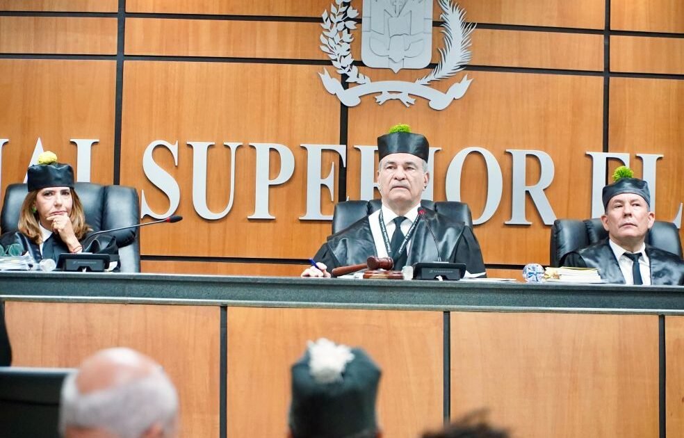 El Constitucional asumirá la impugnación al reglamento de encuestas tras la declinatoria del TSE